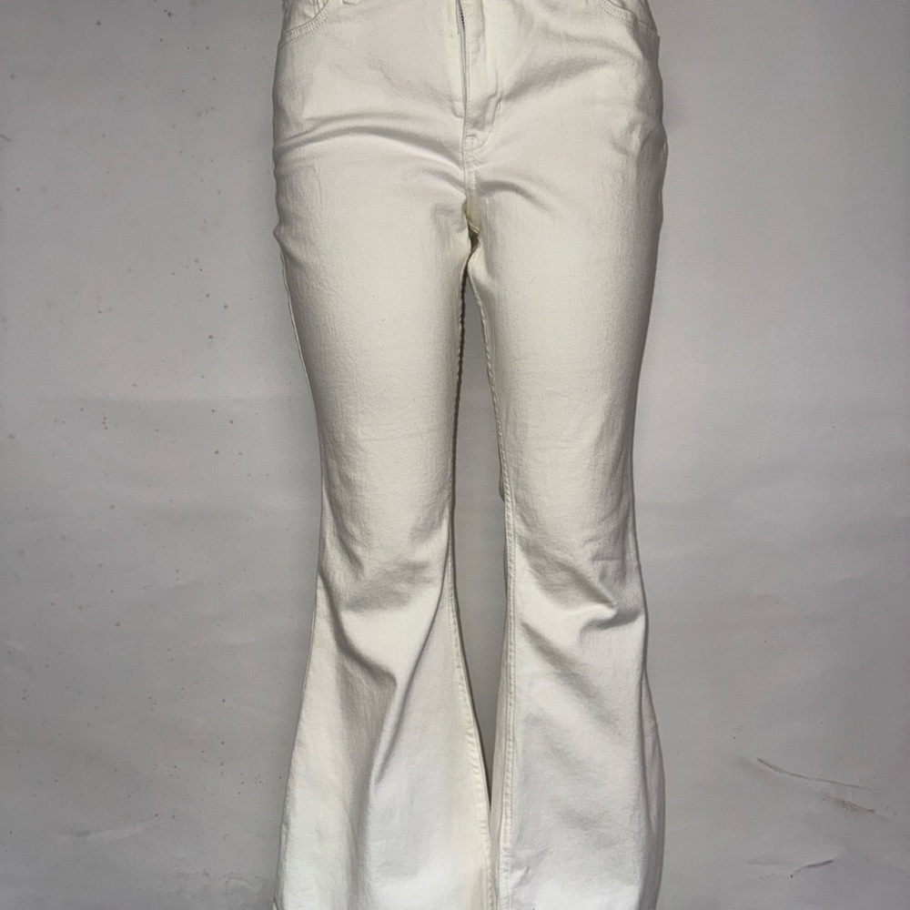 White Flared Jeans‎